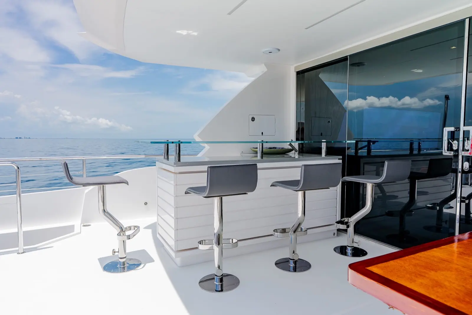 Horizon FD90 Skylounge flybridge bar with stools