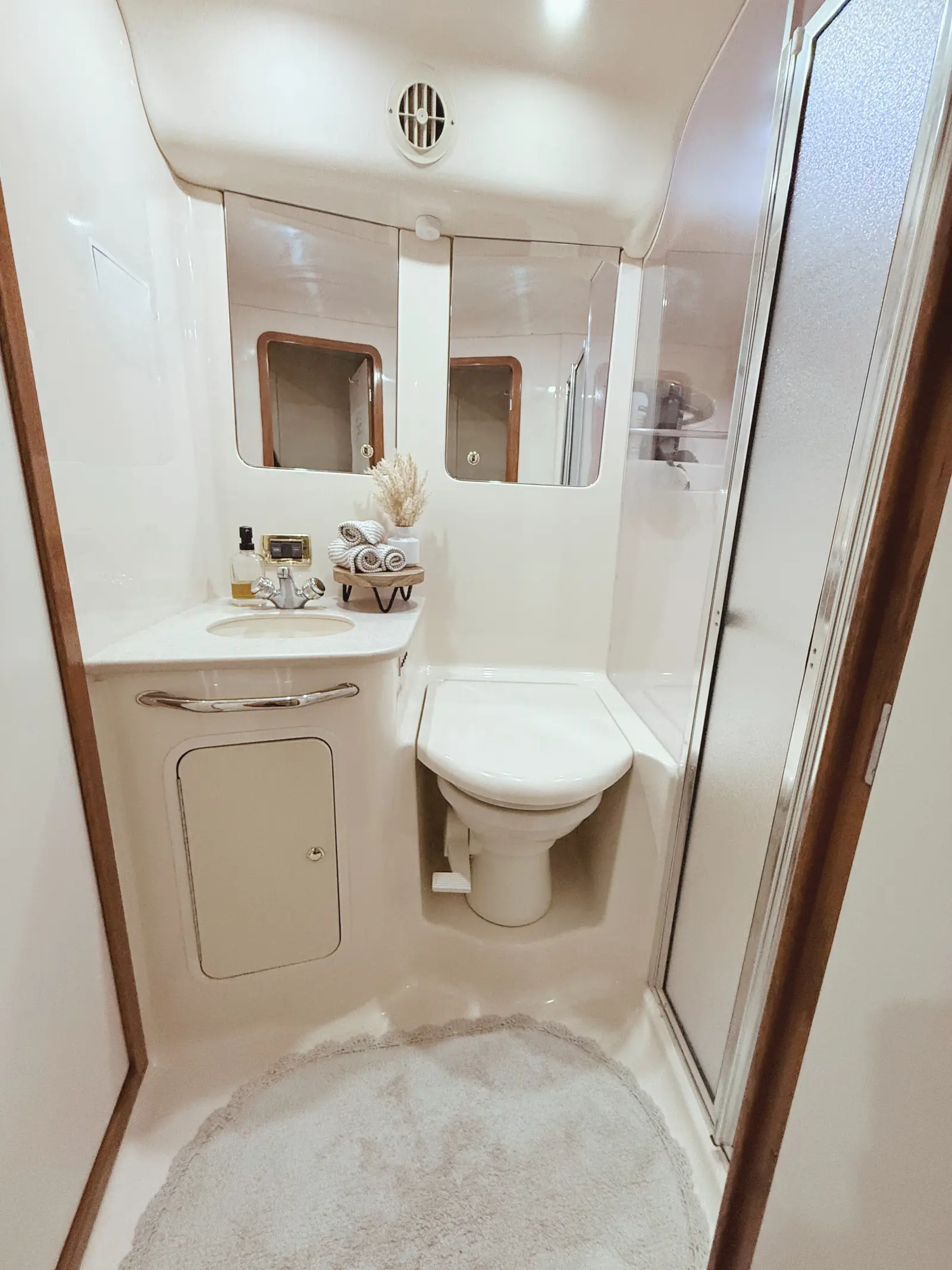 Sea Ray 52 bathroom