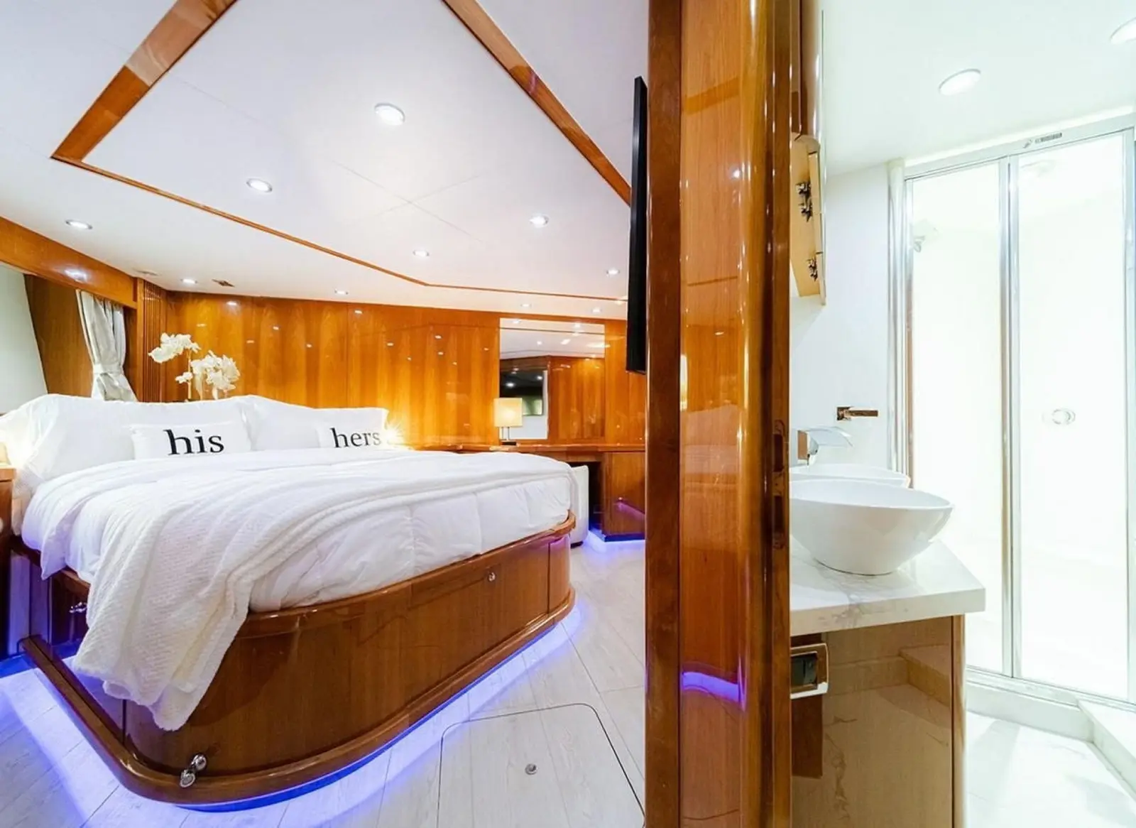 Sunseeker 85 VIP cabin