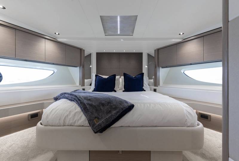 Sunseeker 80 VIP cabin
