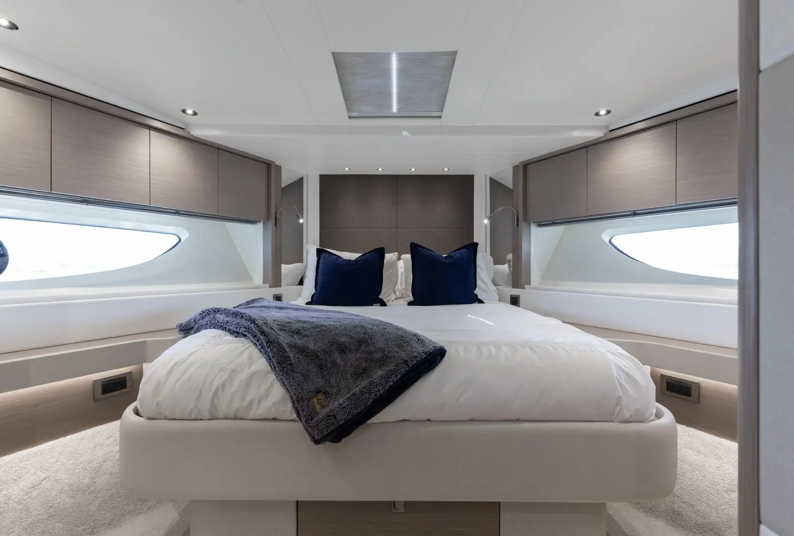 Sunseeker 80 VIP cabin