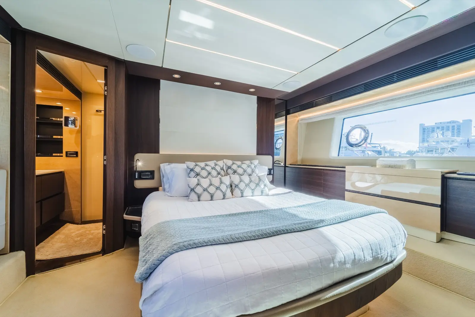Azimut 75 VIP cabin
