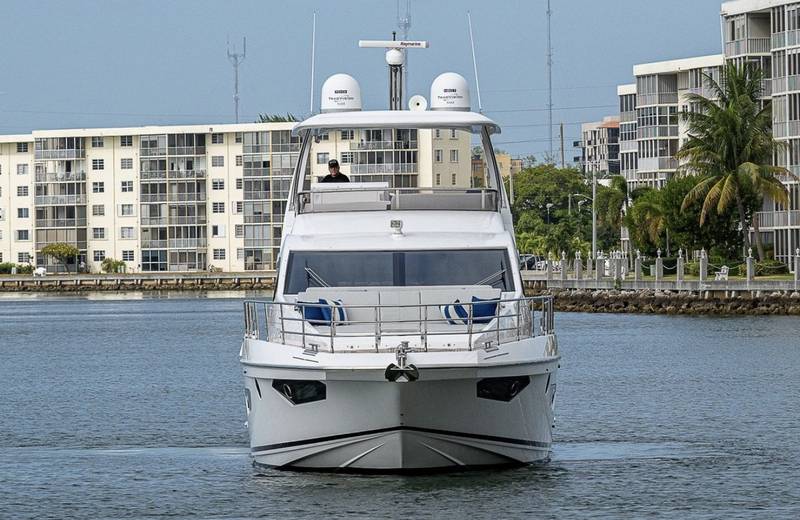 Azimut 70 "ALEV" bow-on view