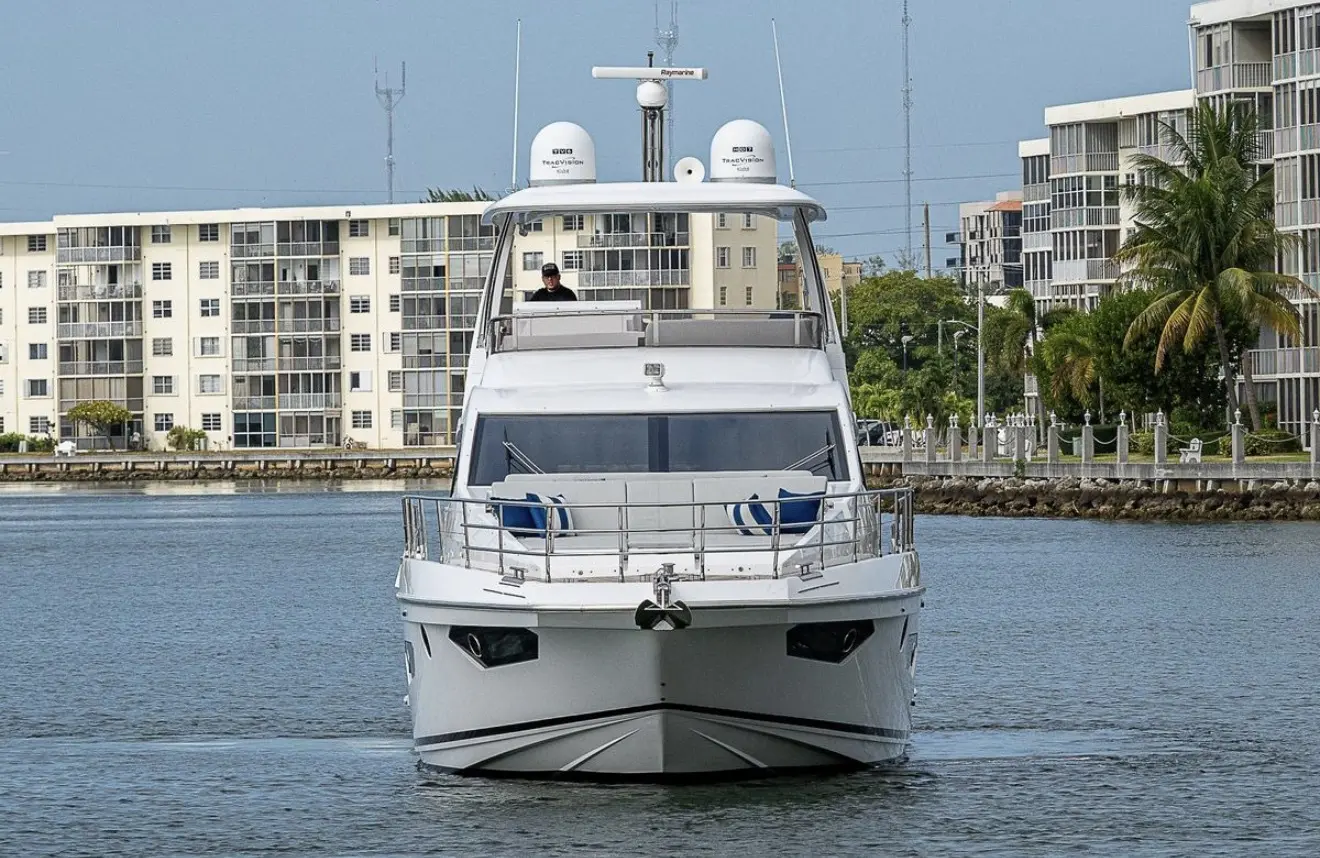 Azimut 70 "ALEV" bow-on view