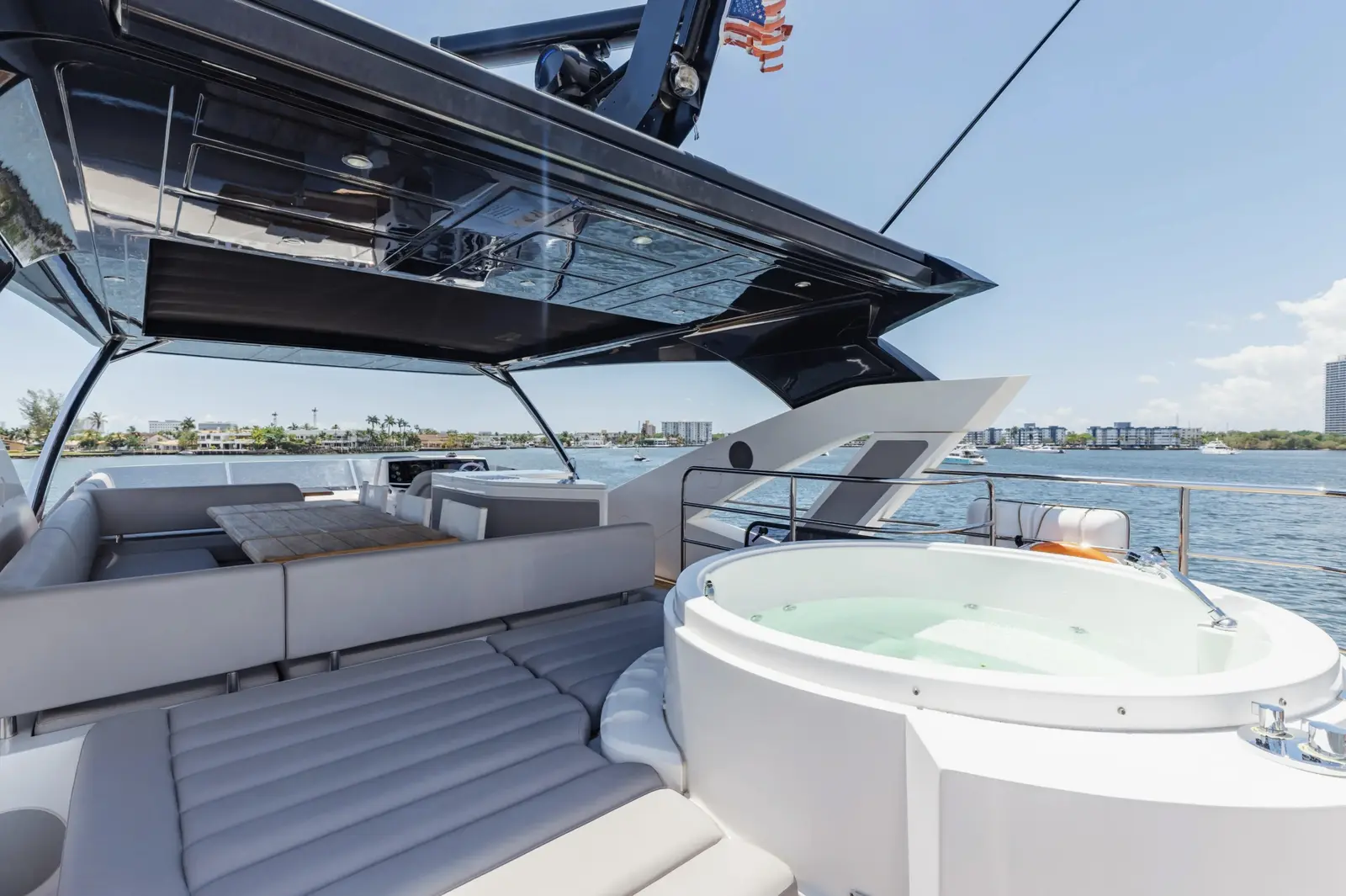Sunseeker 80 flybridge jacuzzi