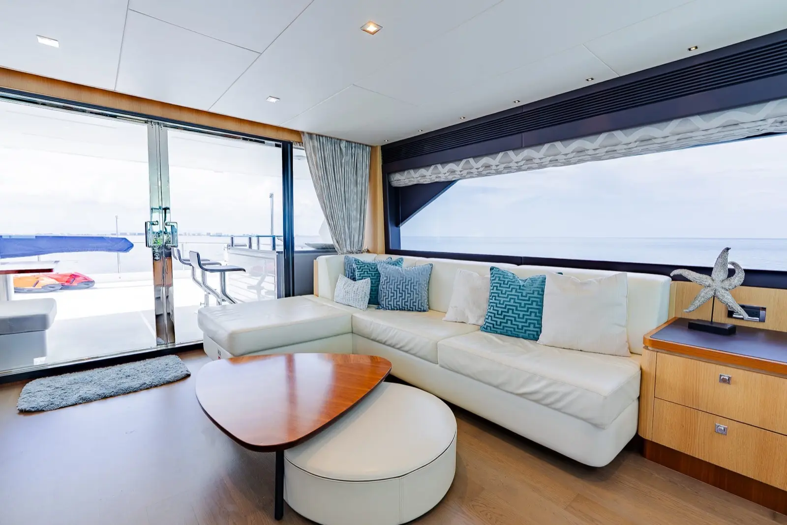 Horizon FD90 Skylounge salon lounge with full-height windows