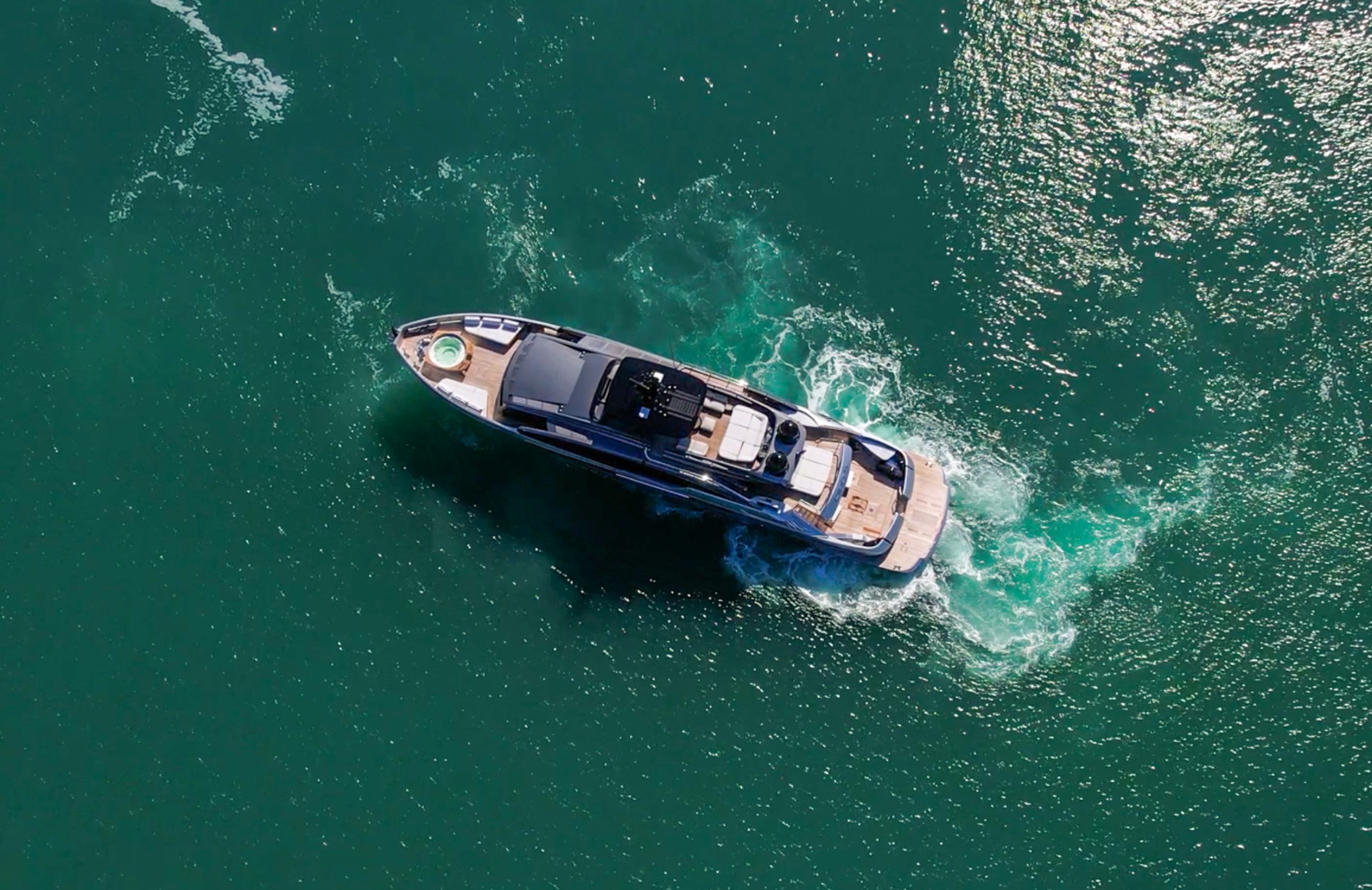 Vista aérea de un superyate Pershing GTX 116 navegando sobre agua turquesa