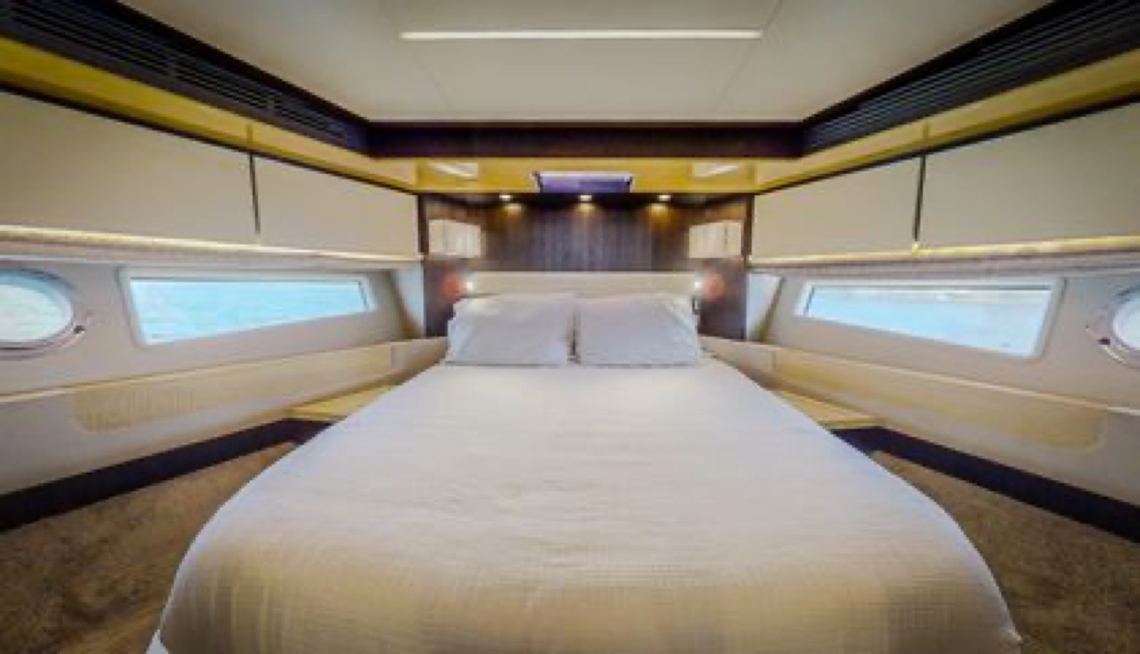 Azimut 70 "Le Grand Bleu", photo 24 of 28